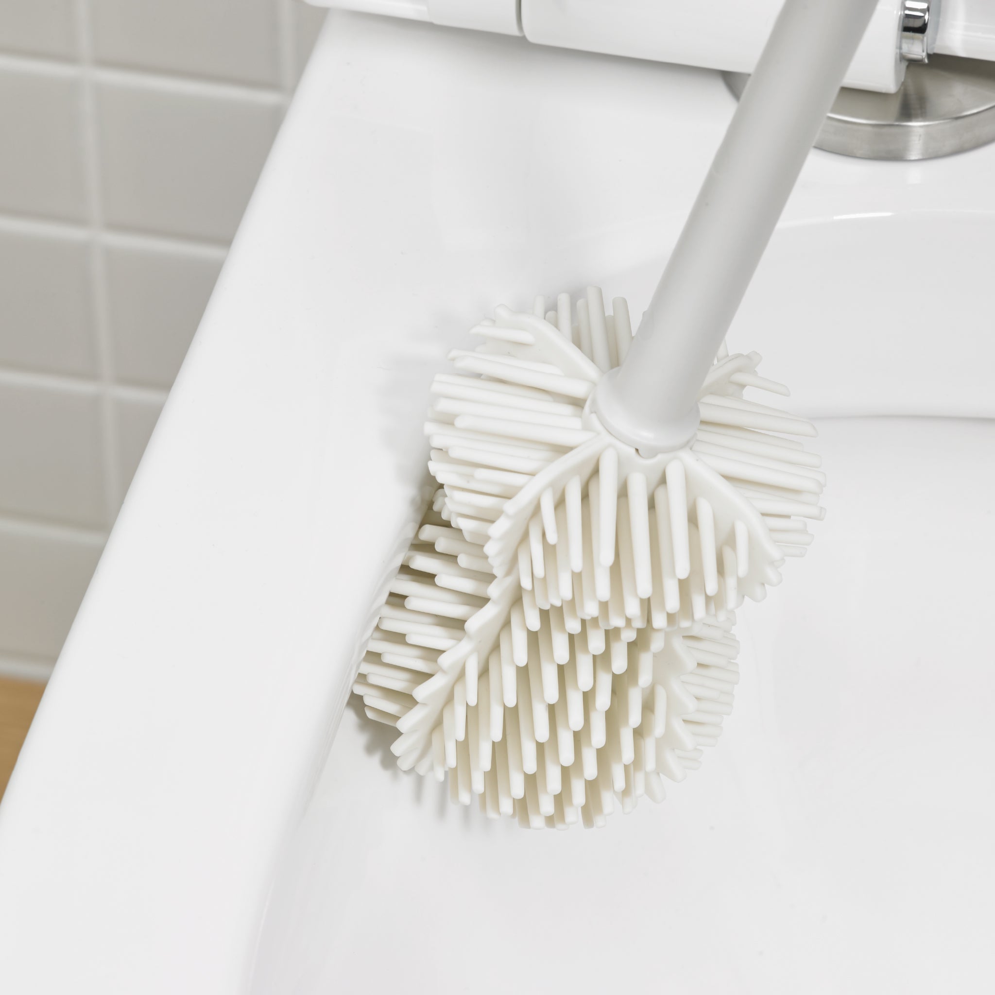 Flexible toilet brush head with dense bristles for thorough, splash-free cleaning in hard-to-reach areas.