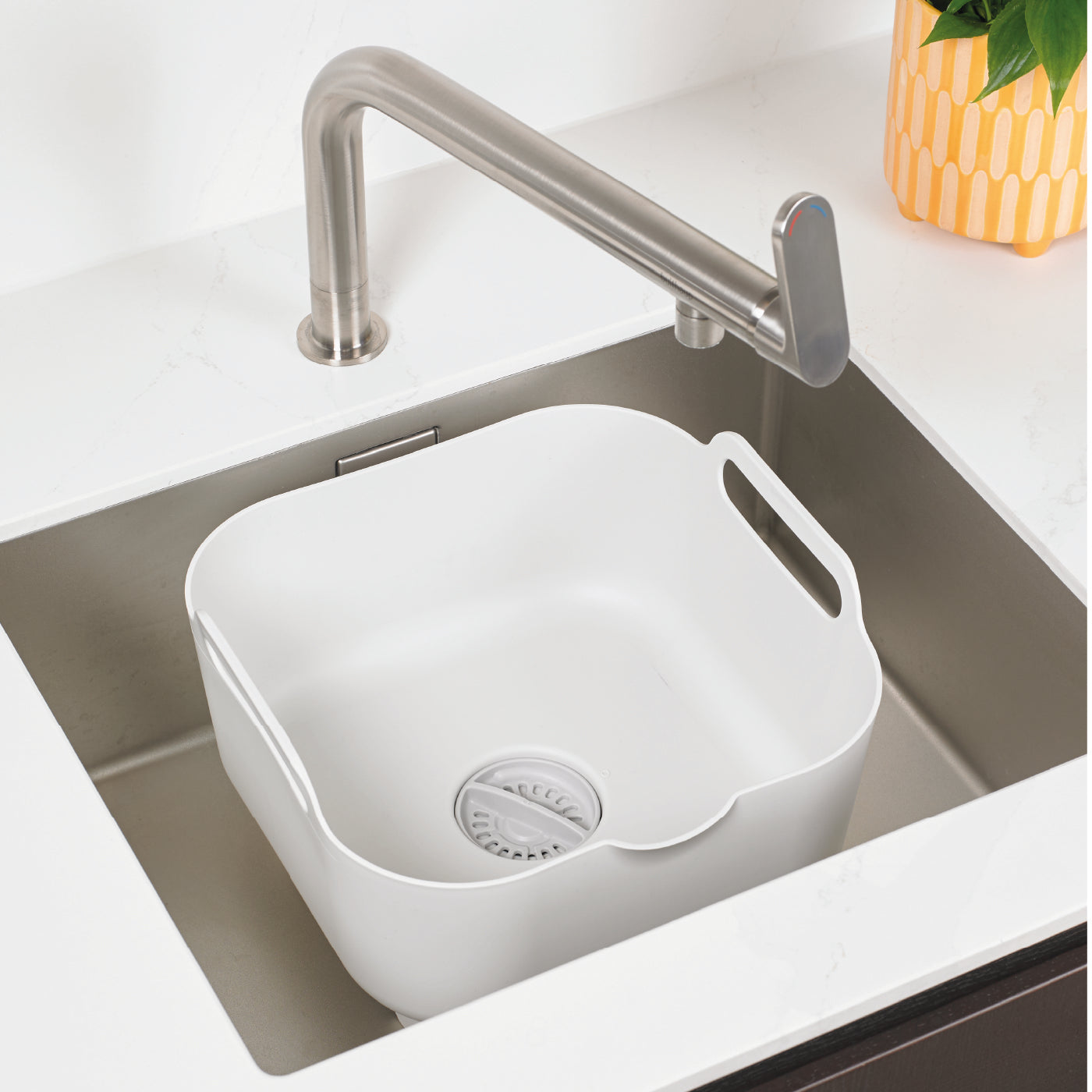 ReBorn recycled washing up bowl, eco-friendly and durable with an easy-lift handle for hassle-free dishwashing.