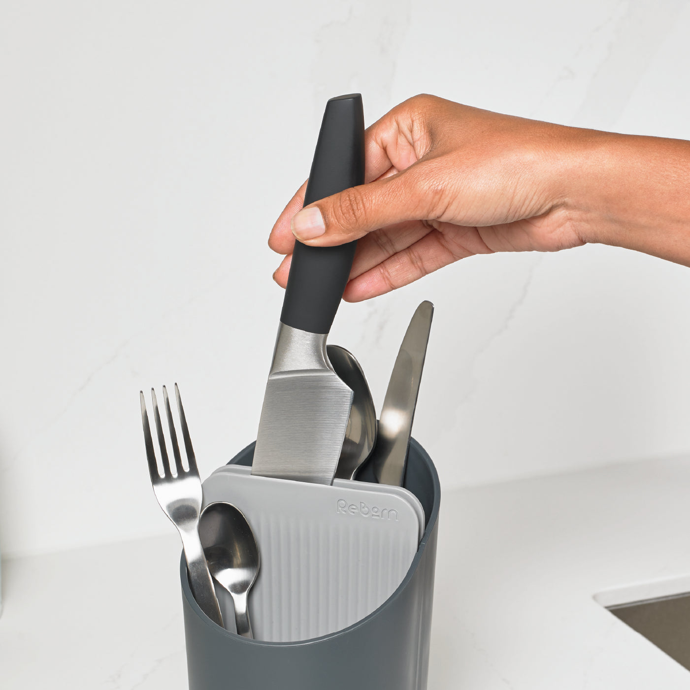 Recycled cutlery drainer in grey, designed for organized drying. Ridged insert keeps utensils upright.