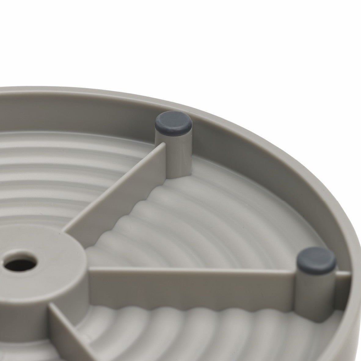 Sturdy recycled plastic kitchen roll holder with non-slip rubber pads for stable, eco-friendly use.