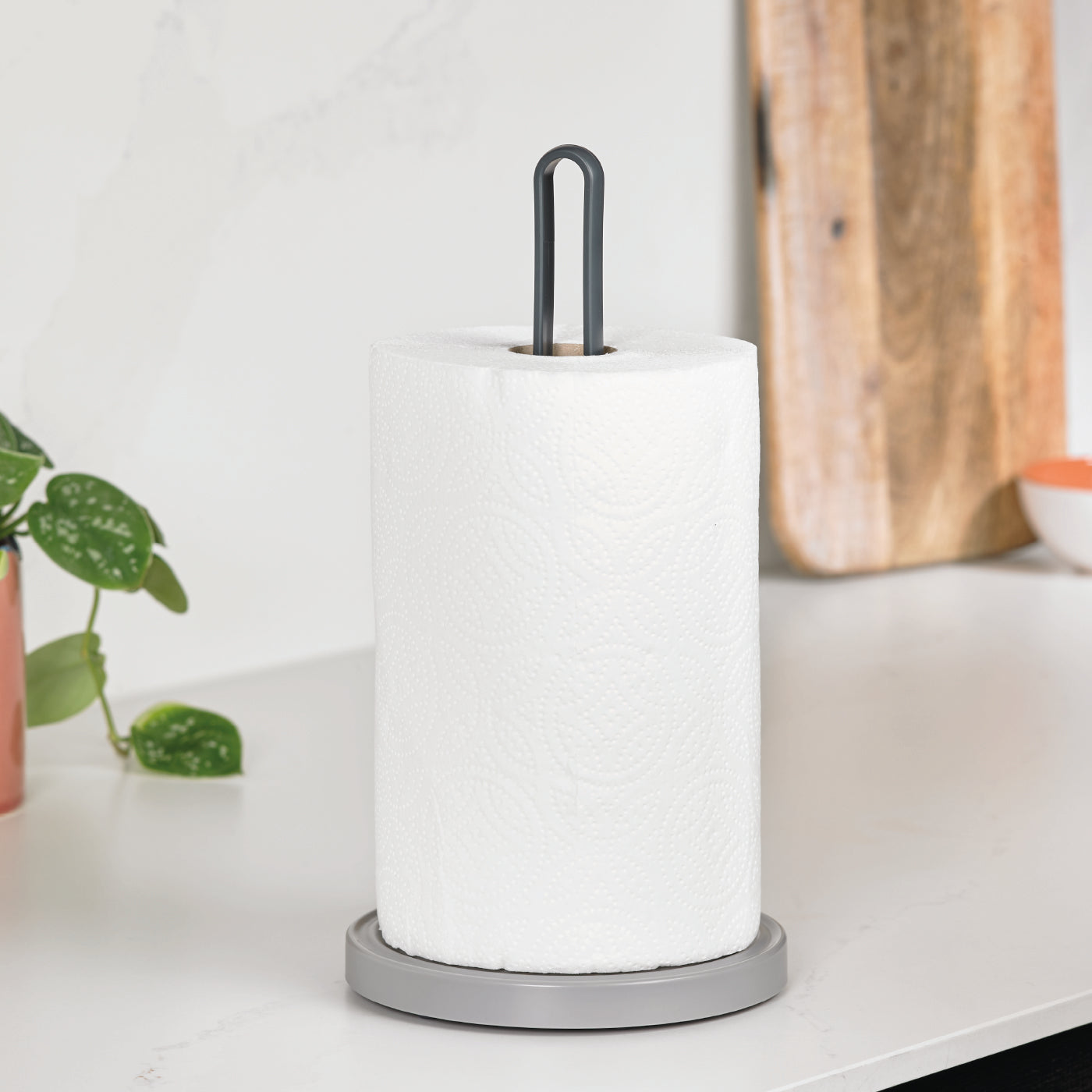 Sleek recycled kitchen roll holder with a sturdy base and loop handle for easy use.
