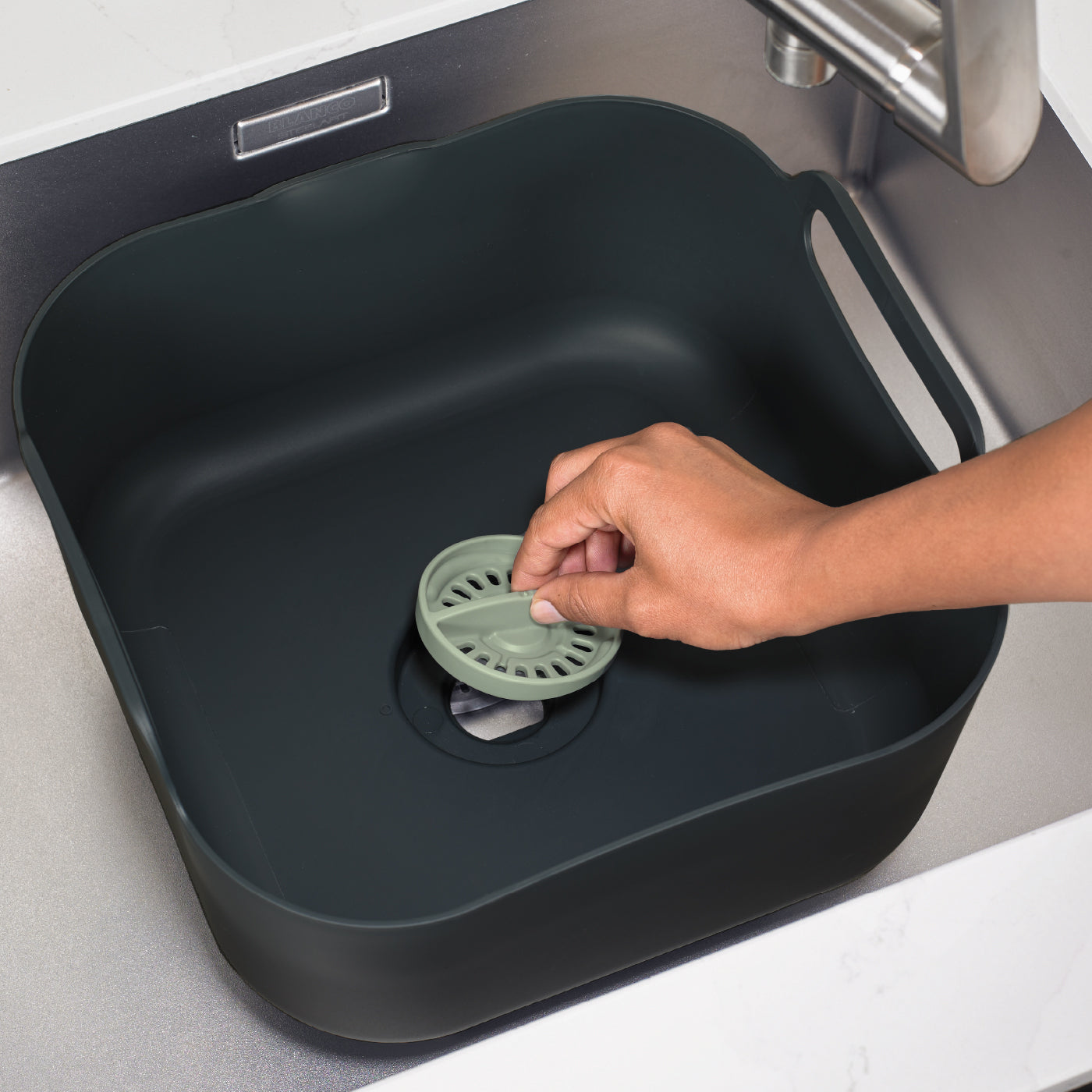 Recycled washing up bowl with drain cover, eco-friendly design with easy-lift handles for hassle-free dishwashing.